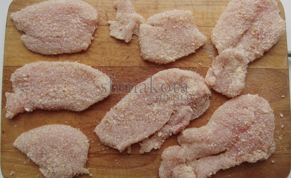 Сырые отбивные из курятины в панировочных сухарях