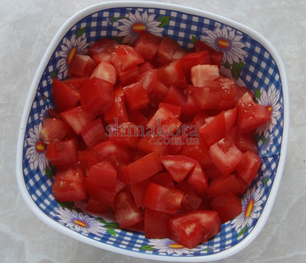 Нарезанные кубиками помидоры